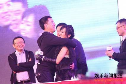 苍井空现身内地公司年会 商界大佬排队拥抱